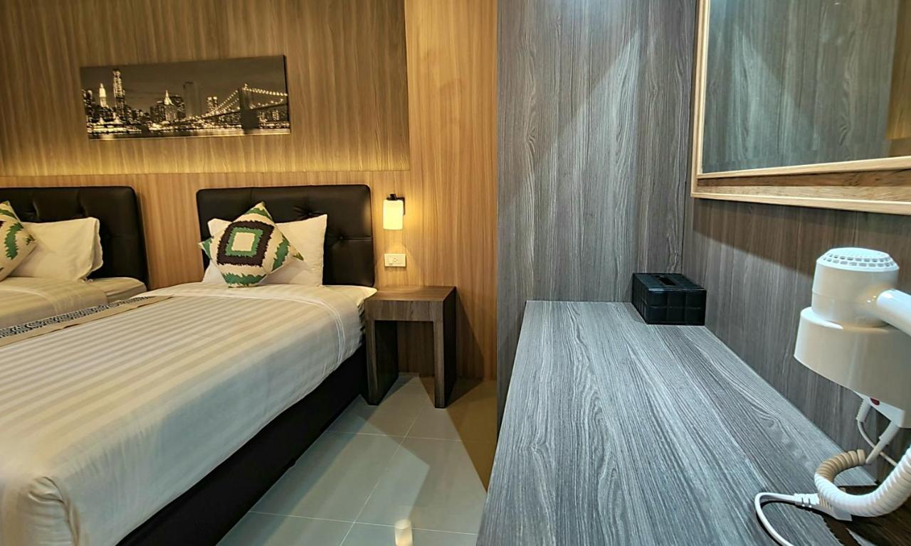 The Room Boutique Hotel Sakon Nakhon Bagian luar foto