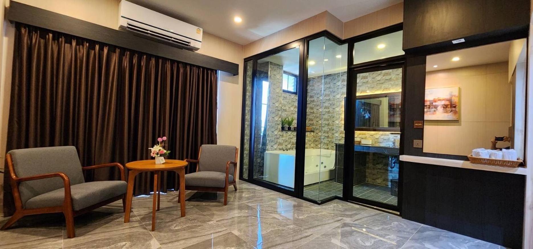 The Room Boutique Hotel Sakon Nakhon Bagian luar foto